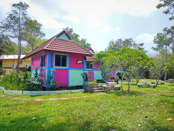 บ้านผึ้งหวาน บ้านเดี่ยวสีสันสดใส ผึ้งหลวง แคมป์กราวด์