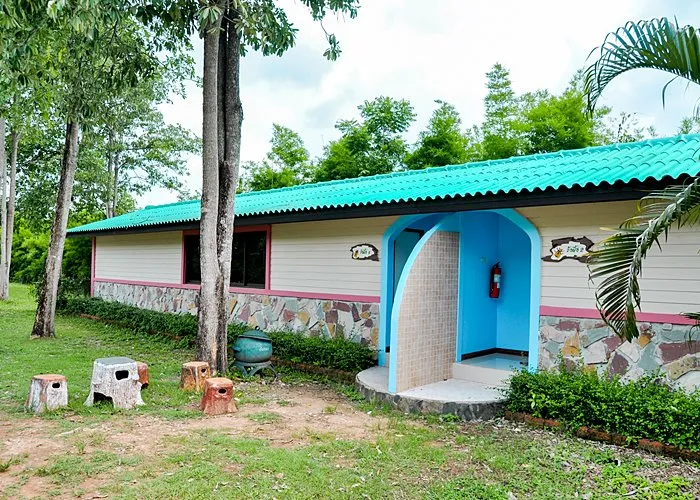 บ้านรังผึ้ง (8–12 ท่าน) — ผึ้งหลวง แคมป์กราวด์