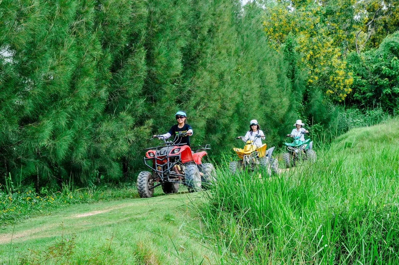 ขับรถ ATV ลุยเส้นทางธรรมชาติในรีสอร์ท