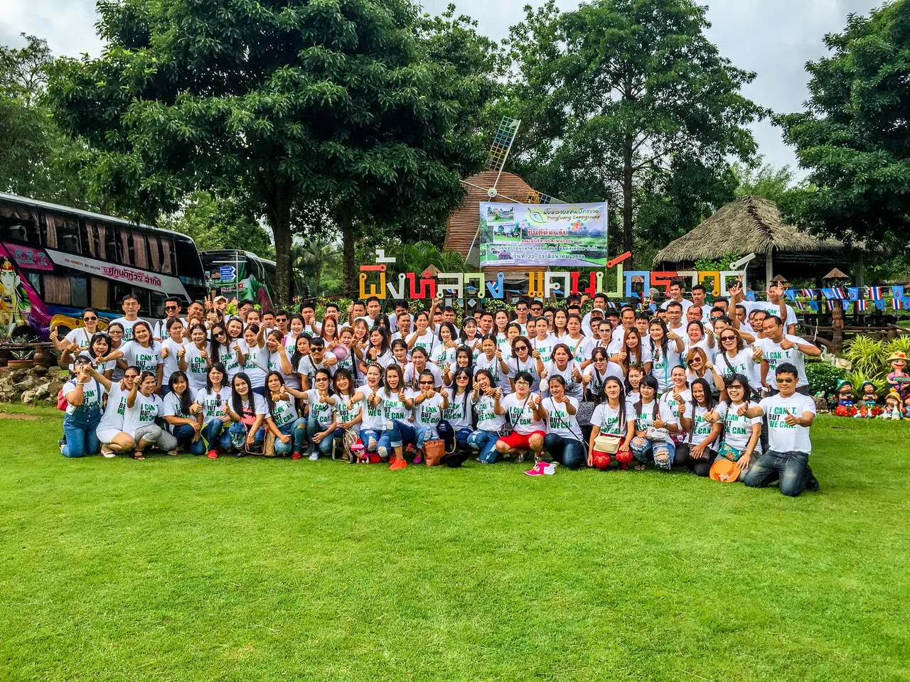 ถ่ายรูปหมู่กรุ๊ปสัมมนาองค์กรหน้ากังหันลม ผึ้งหลวง แคมป์กราวด์