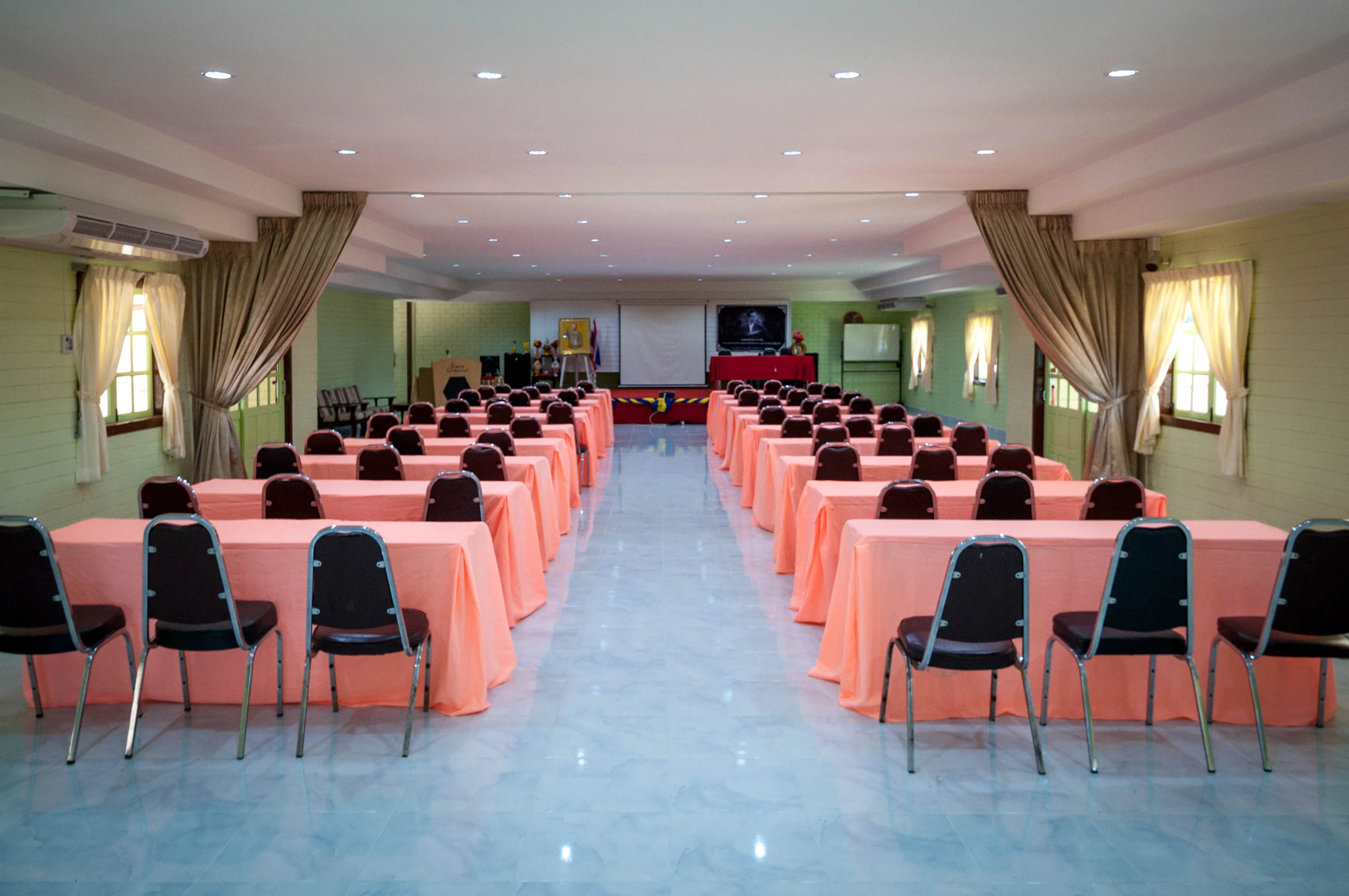 ห้องประชุมสัมมนา 150 ที่นั่ง อุปกรณ์ครบ — ผึ้งหลวง แคมป์กราวด์