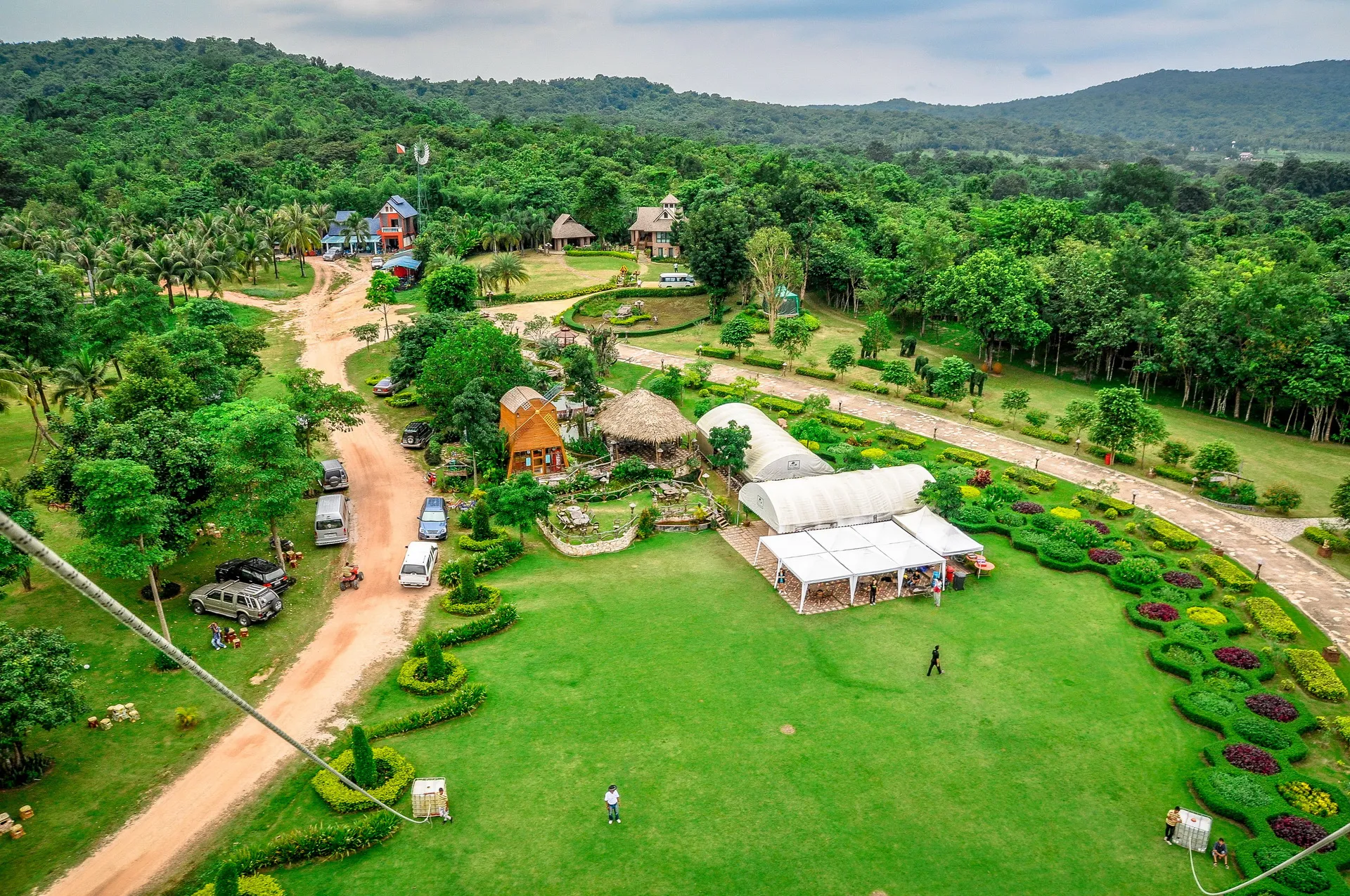 มุมสูงรีสอร์ท ผึ้งหลวง แคมป์กราวด์ ท่ามกลางธรรมชาติ 200 ไร่