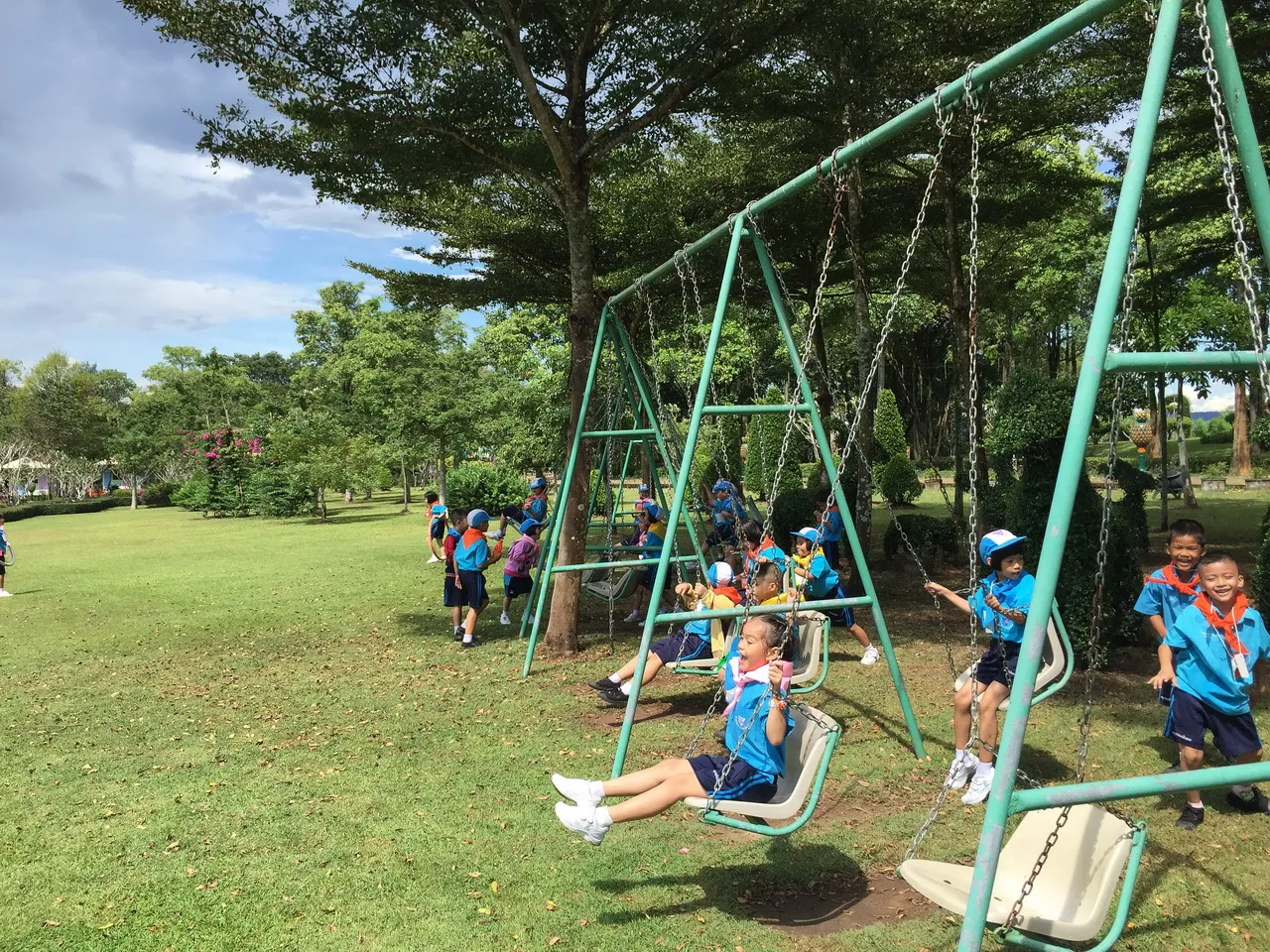 ค่ายเด็กและทัศนศึกษาโรงเรียนที่ผึ้งหลวง แคมป์กราวด์