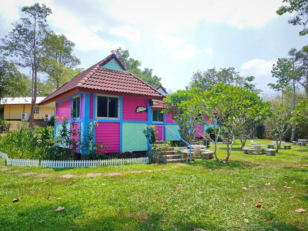 บ้านผึ้งหวาน โซน A บ้านเดี่ยวสีชมพูสดใส ผึ้งหลวง แคมป์กราวด์