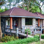 บ้านผึ้งหลวง บ้านพักหินกาบท่ามกลางสวนใน ผึ้งหลวง แคมป์กราวด์