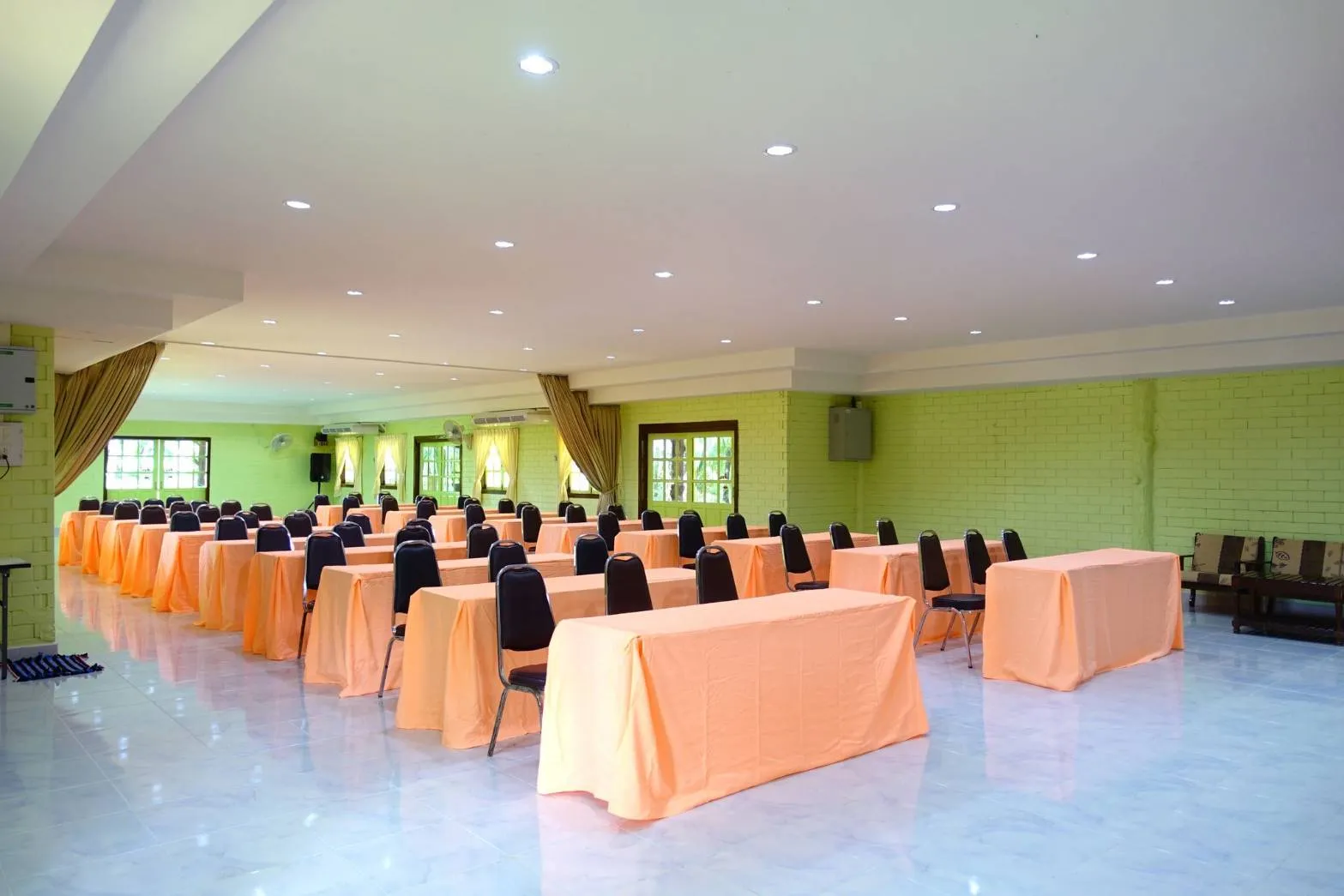 ห้องประชุมสัมมนา 150 ที่นั่ง อุปกรณ์ครบ — ผึ้งหลวง แคมป์กราวด์