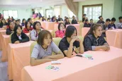 หมู่คณะจัดสัมมนาในห้องประชุมของผึ้งหลวง แคมป์กราวด์