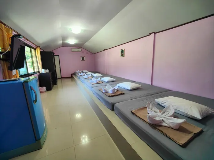 บ้านรังผึ้ง (8–12 ท่าน) — ผึ้งหลวง แคมป์กราวด์