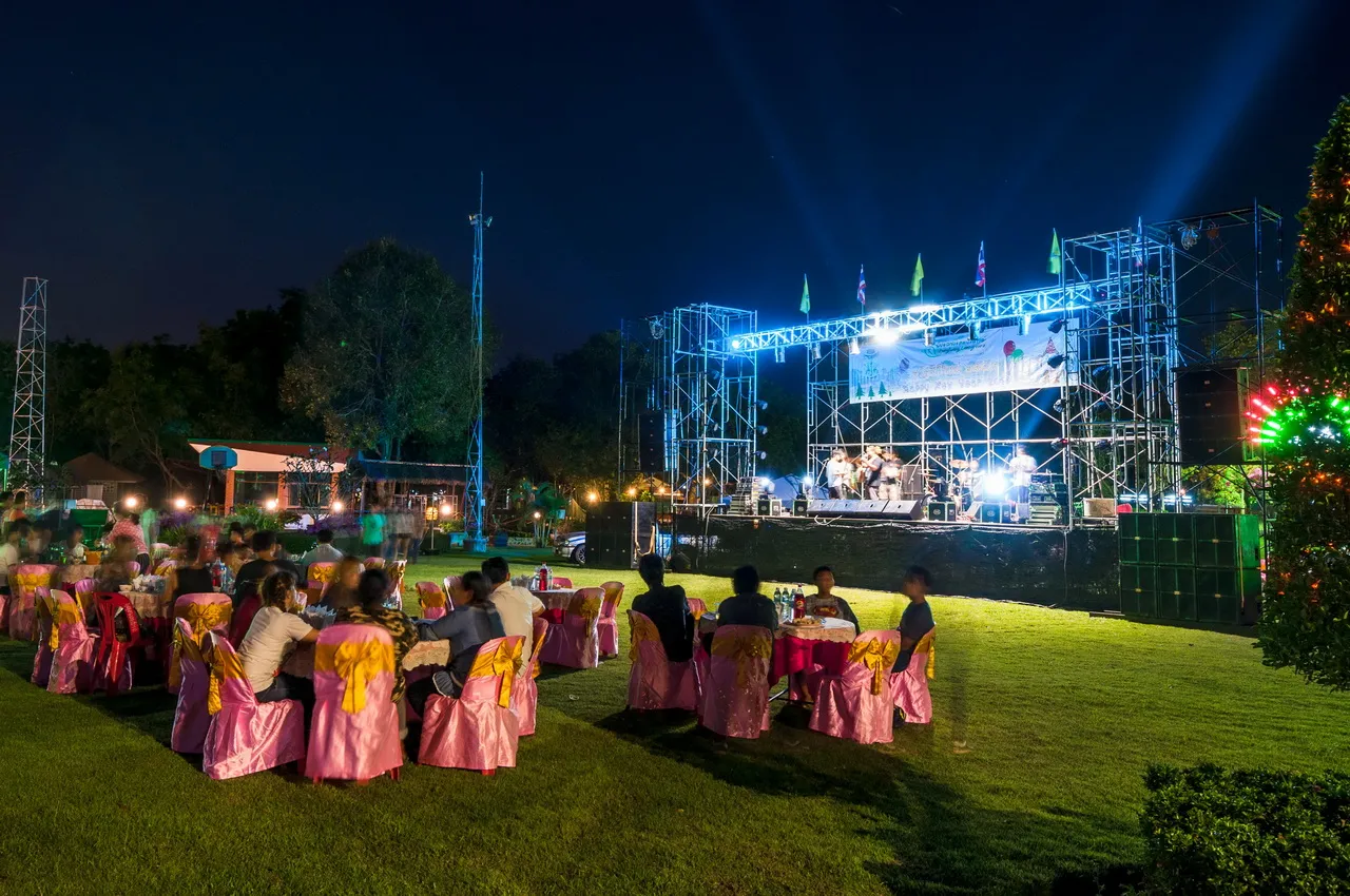 งานเลี้ยงสังสรรค์กลางคืนพร้อมเวทีคอนเสิร์ตที่ผึ้งหลวง แคมป์กราวด์